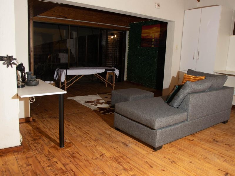 Stunning, family home set in a beautiful garden. - Photo 5