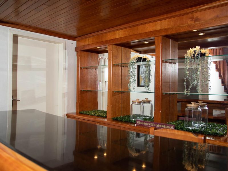 Stunning, family home set in a beautiful garden. - Photo 9