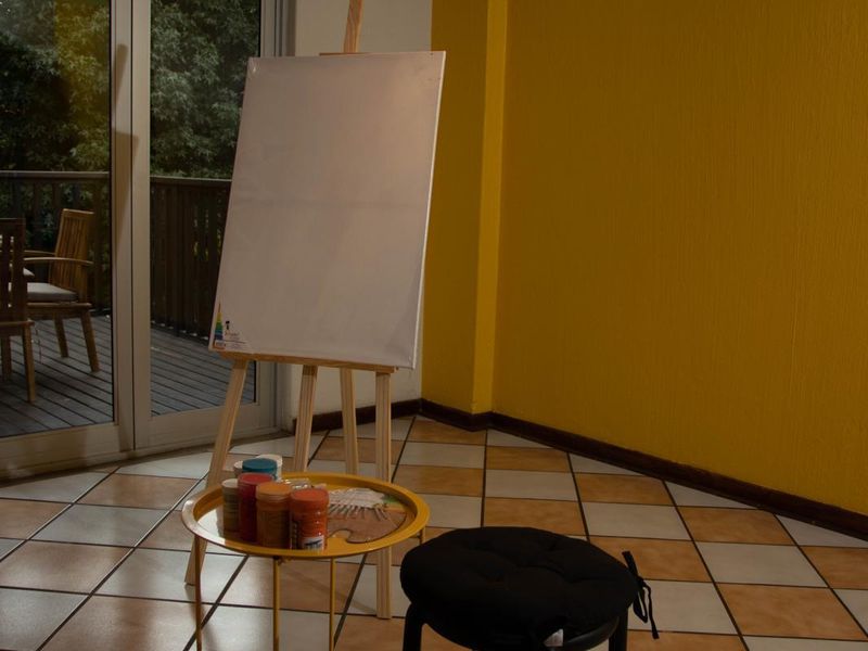 Stunning, family home set in a beautiful garden. - Photo 7