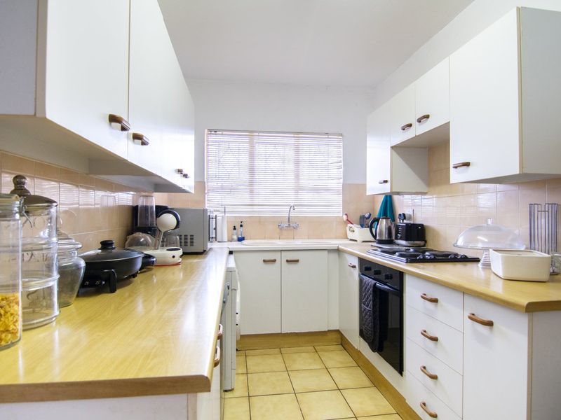 Charming Ground Floor Apartment with Private Garden in sought after Bergendal complex - Photo 3