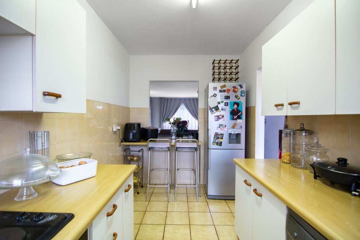 Charming Ground Floor Apartment with Private Garden in sought after Bergendal complex - Photo 5