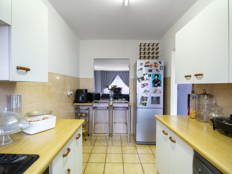 Charming Ground Floor Apartment with Private Garden in sought after Bergendal complex - Photo 5