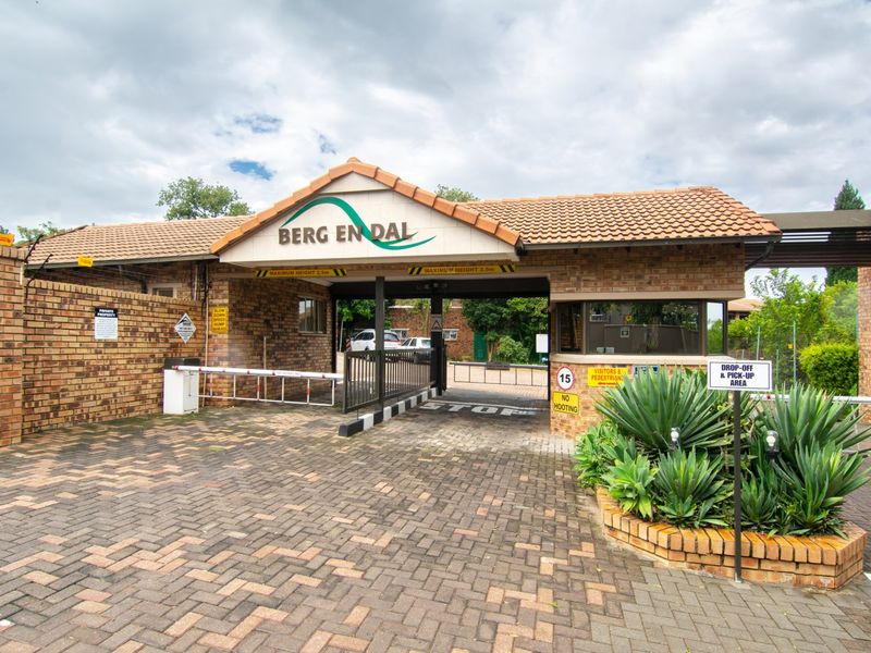 Charming Ground Floor Apartment with Private Garden in sought after Bergendal complex - Photo 2