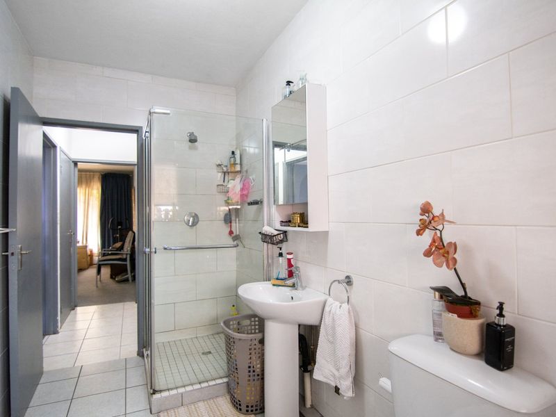 Charming Ground Floor Apartment with Private Garden in sought after Bergendal complex - Photo 10