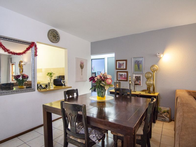 Charming Ground Floor Apartment with Private Garden in sought after Bergendal complex - Photo 8