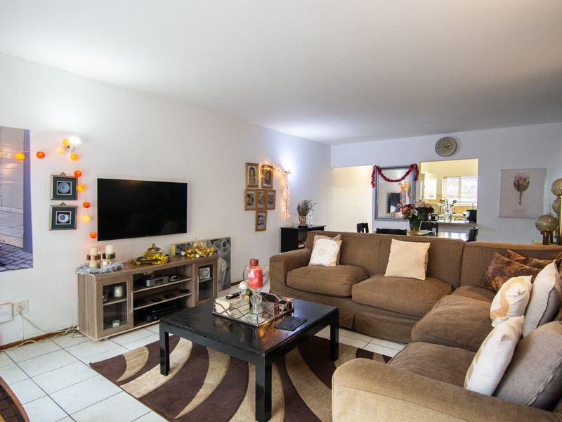 Charming Ground Floor Apartment with Private Garden in sought after Bergendal complex - Photo 7