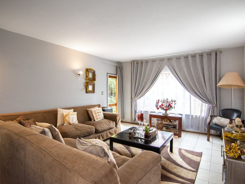 Charming Ground Floor Apartment with Private Garden in sought after Bergendal complex - Photo 6