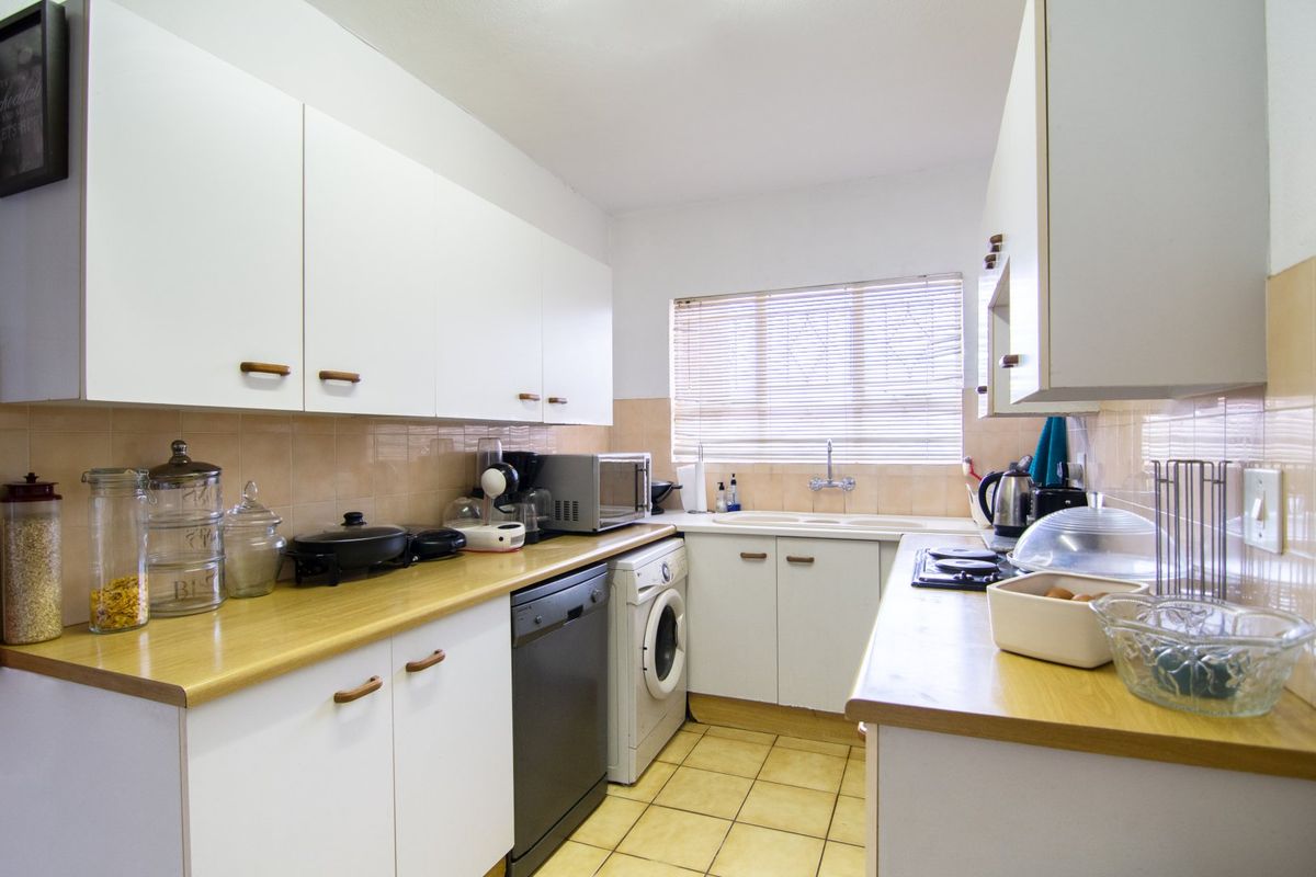 Charming Ground Floor Apartment with Private Garden in sought after Bergendal complex - Photo 4