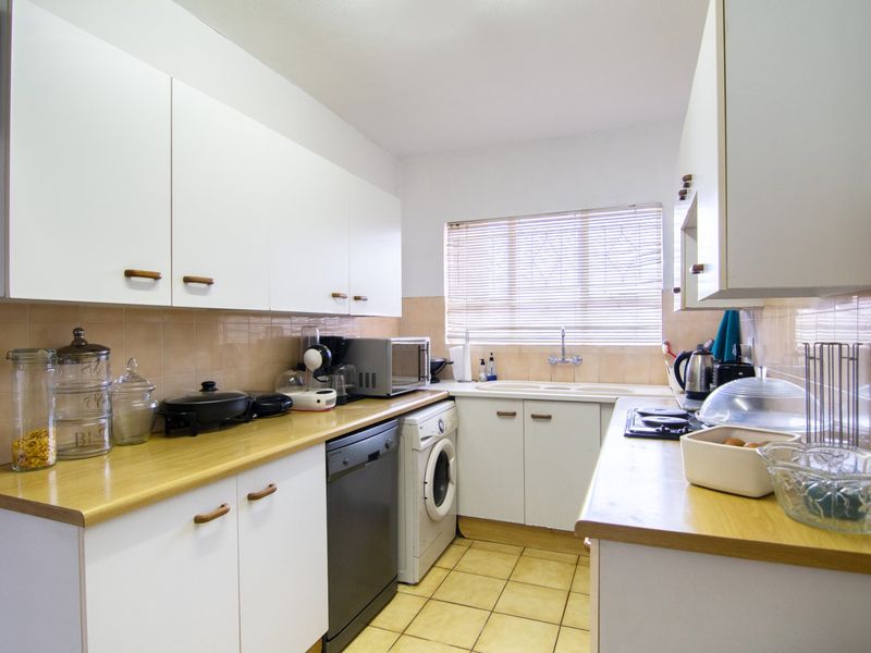 Charming Ground Floor Apartment with Private Garden in sought after Bergendal complex - Photo 4