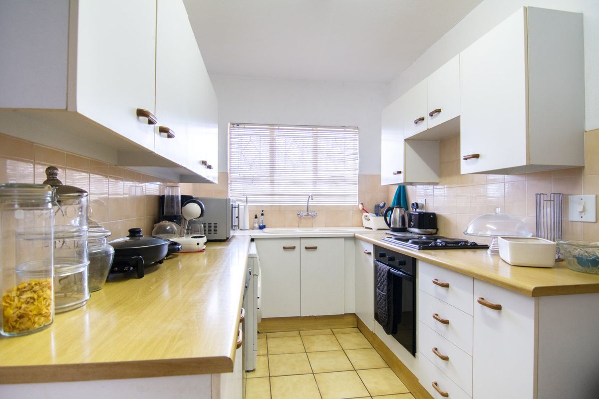 Charming Ground Floor Apartment with Private Garden in sought after Bergendal complex - Photo 3