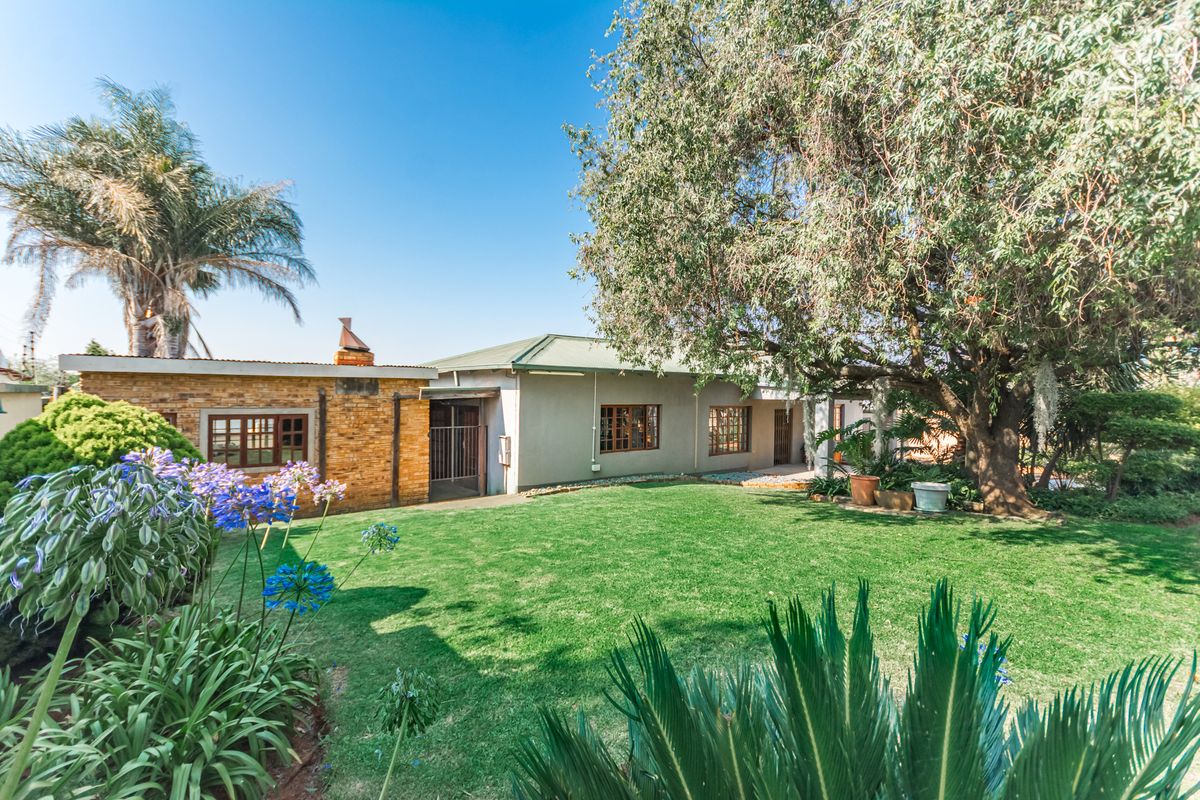 4 Bedroom House with Flatlet For Sale in Krugersdorp North - Photo 5