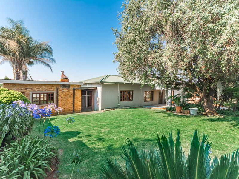 4 Bedroom House with Flatlet For Sale in Krugersdorp North - Photo 5