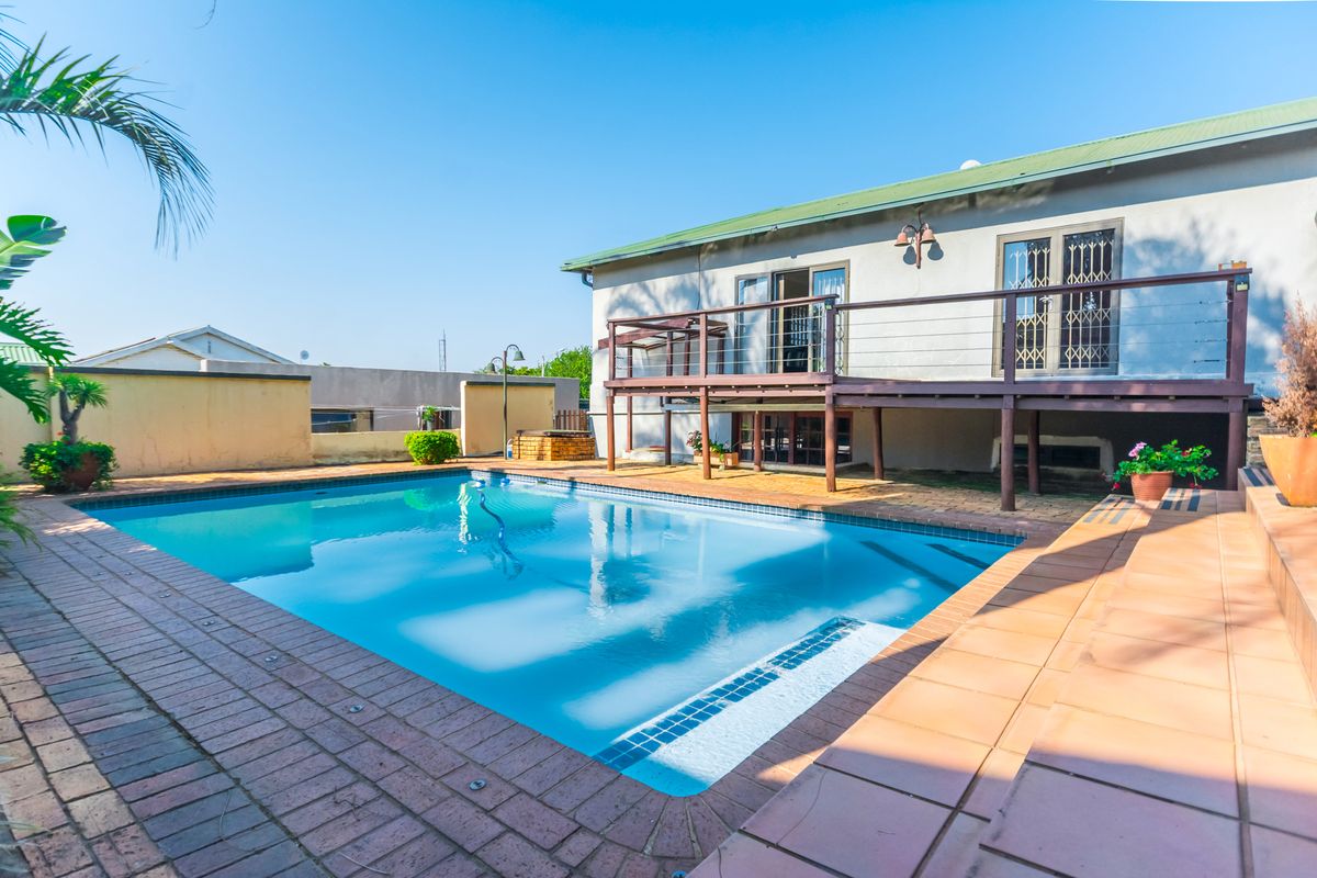 4 Bedroom House with Flatlet For Sale in Krugersdorp North - Photo 4