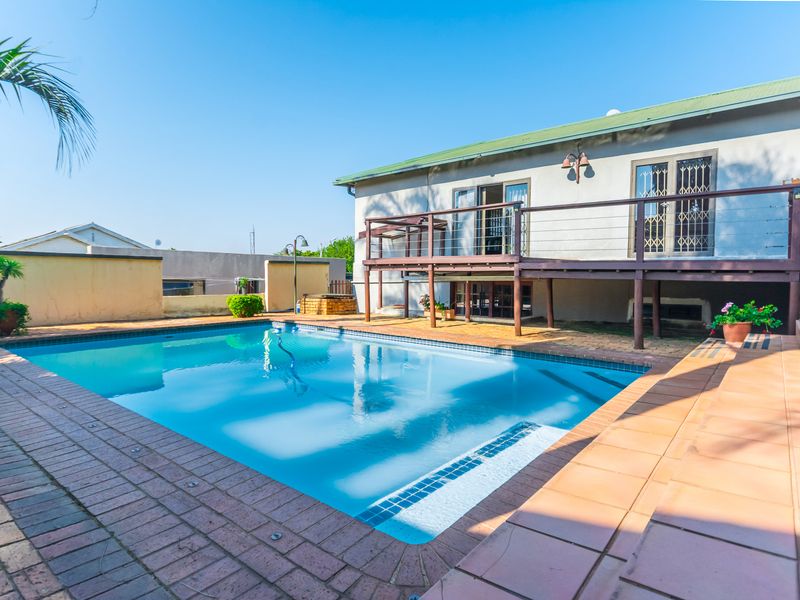 4 Bedroom House with Flatlet For Sale in Krugersdorp North - Photo 4