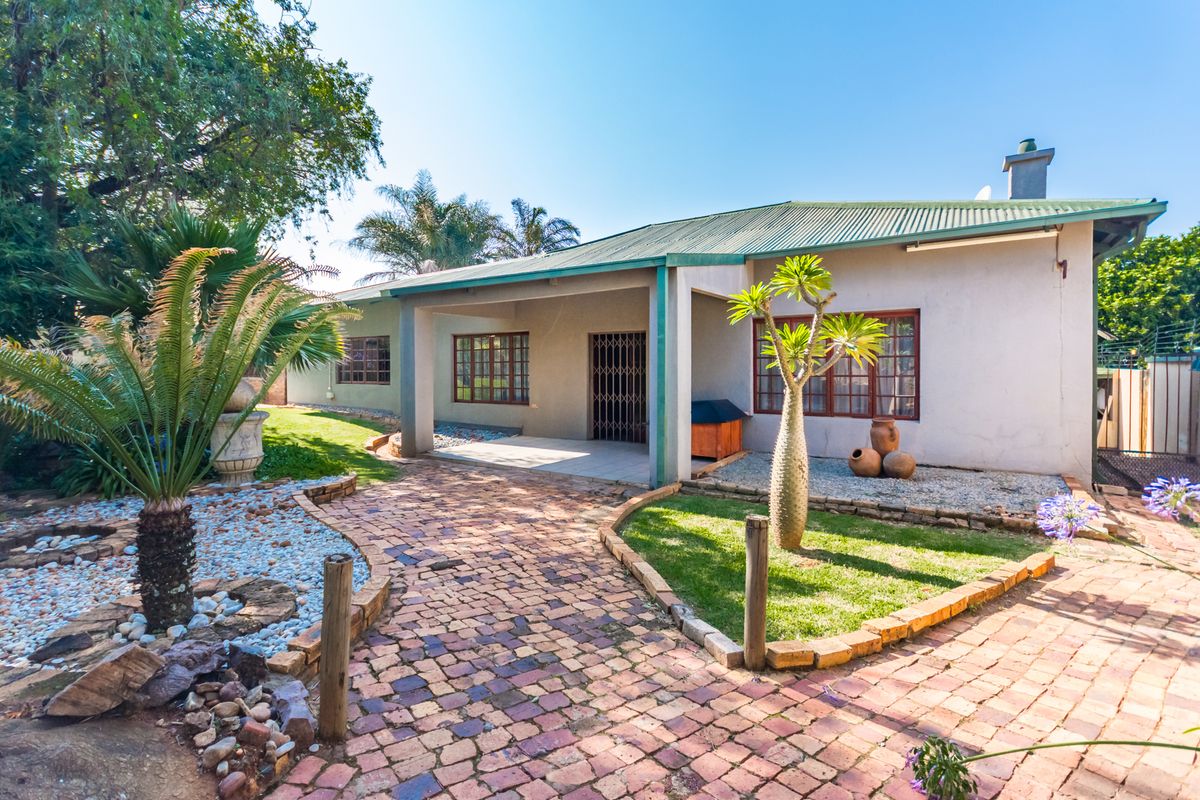 4 Bedroom House with Flatlet For Sale in Krugersdorp North - Photo 2