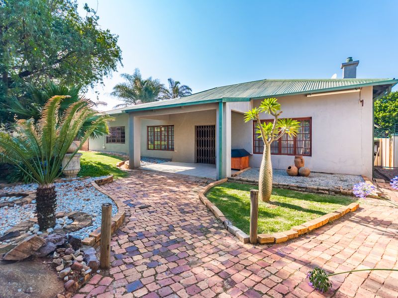 4 Bedroom House with Flatlet For Sale in Krugersdorp North - Photo 2