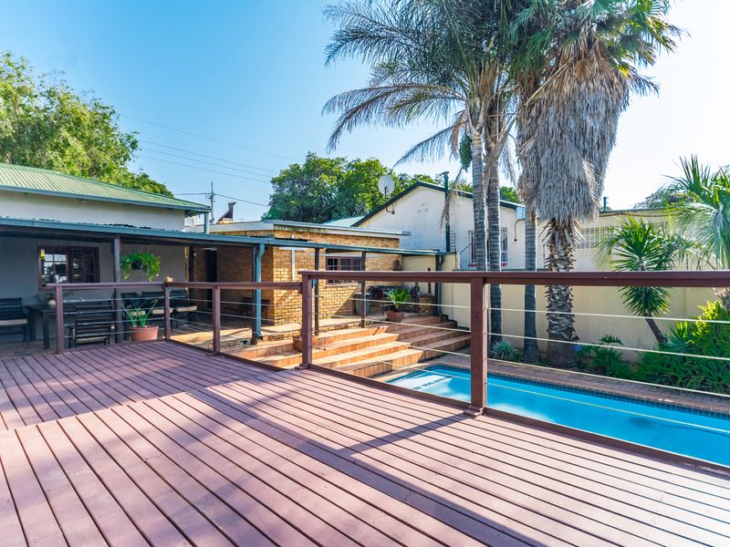 4 Bedroom House with Flatlet For Sale in Krugersdorp North - Photo 3