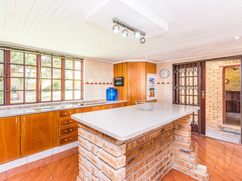 4 Bedroom House with Flatlet For Sale in Krugersdorp North - Photo 9
