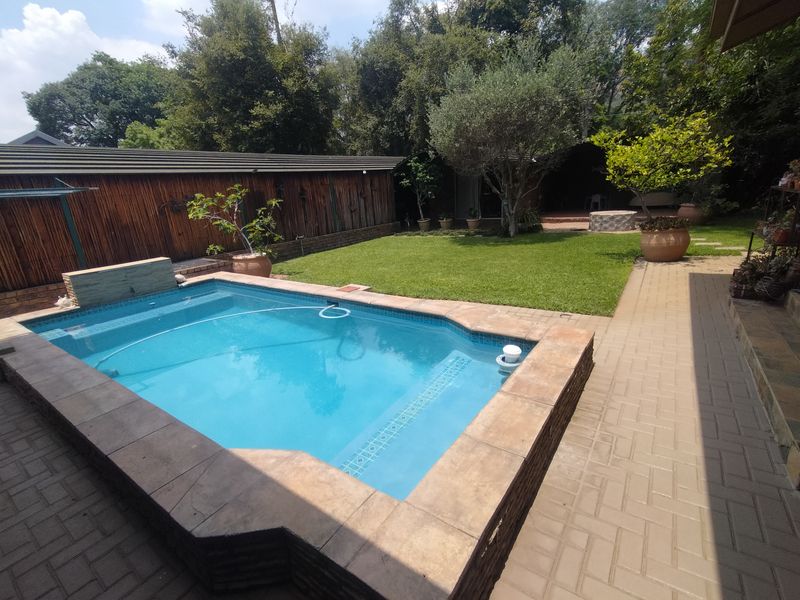 Move-In Ready Luxury Home in a Tranquil Area – Borehole, Heated Pool & Dual Access Parking - Photo 10