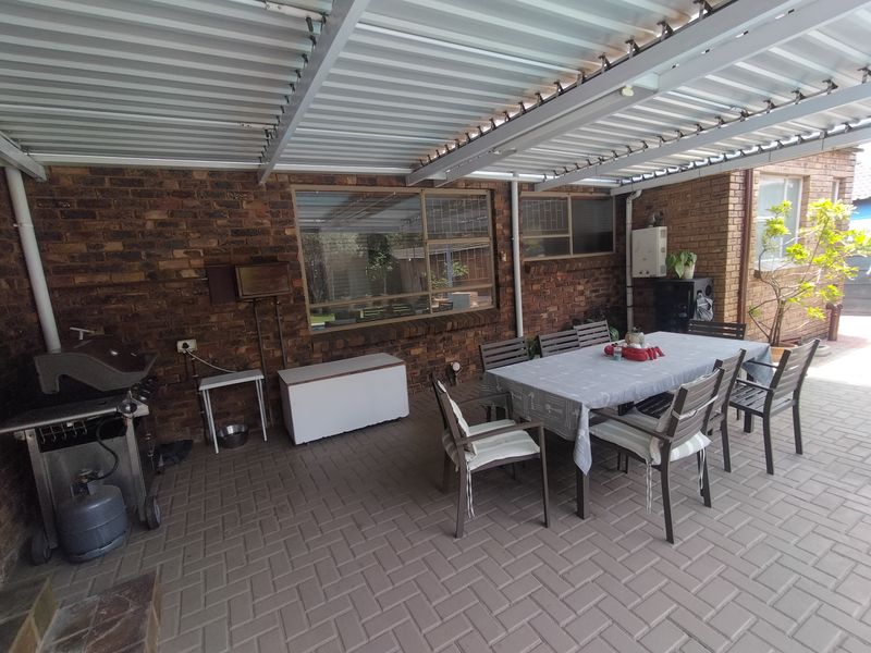 Move-In Ready Luxury Home in a Tranquil Area – Borehole, Heated Pool & Dual Access Parking - Photo 9