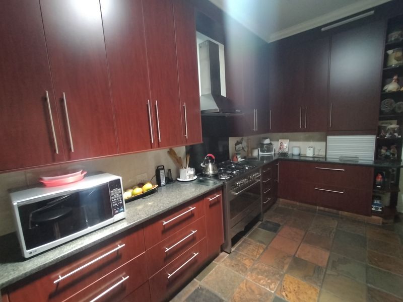 Move-In Ready Luxury Home in a Tranquil Area – Borehole, Heated Pool & Dual Access Parking - Photo 6