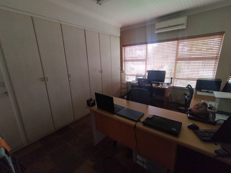 Move-In Ready Luxury Home in a Tranquil Area – Borehole, Heated Pool & Dual Access Parking - Photo 2