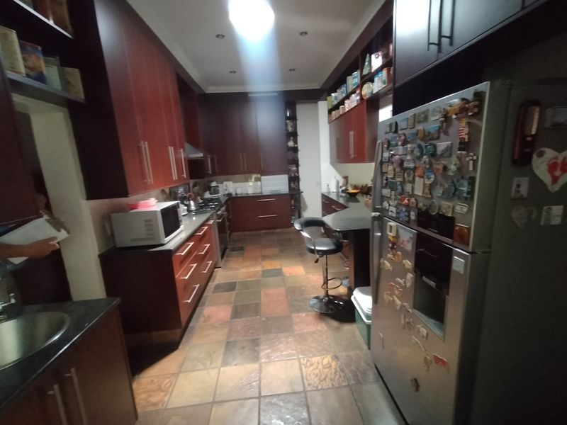 Move-In Ready Luxury Home in a Tranquil Area – Borehole, Heated Pool & Dual Access Parking - Photo 5