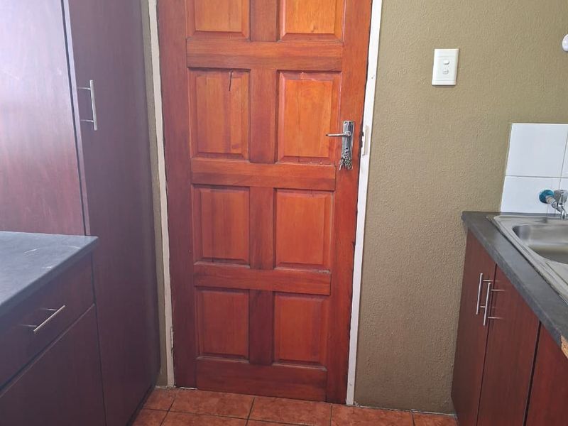 2 Bedroom House for  sale - Photo 4