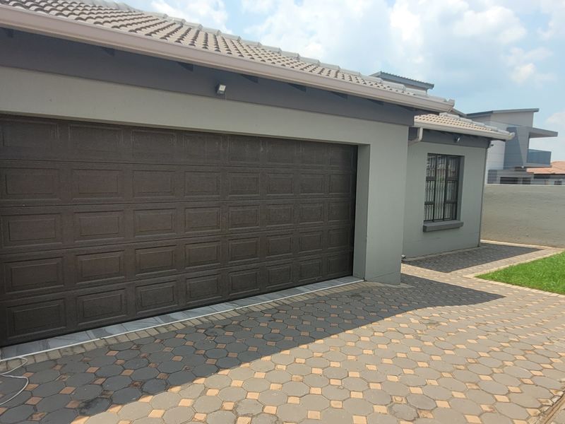 Two Houses For The Price of One! - Photo 3