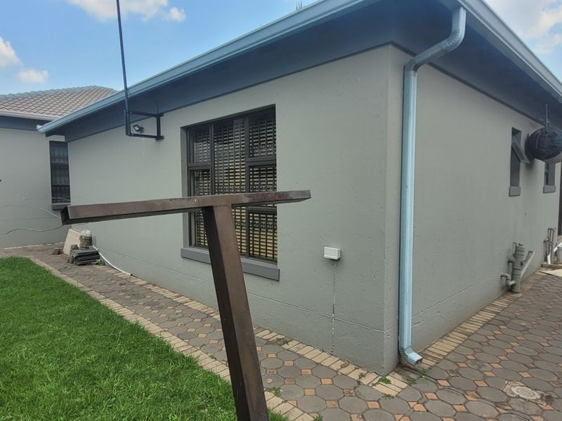 Two Houses For The Price of One! - Photo 9