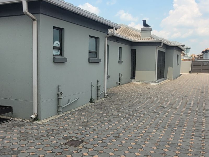 Two Houses For The Price of One! - Photo 6