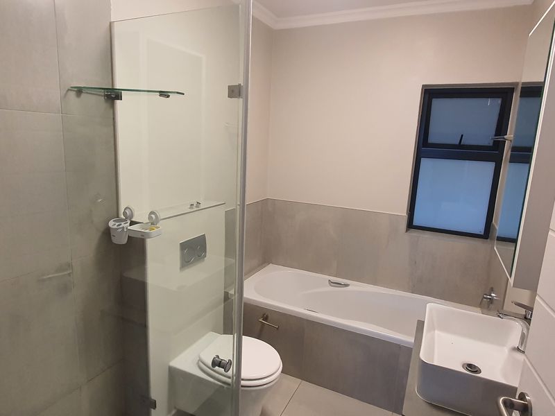 Stylish 2-Bedroom Apartment in Bodorp, George - Photo 3