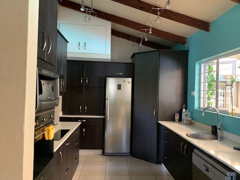 A great find in a perfect location! - Photo 7