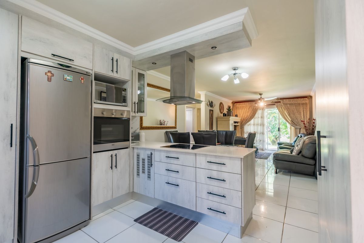 "Prime Location - 3 bedroom in Sought After Complex" - Photo 4