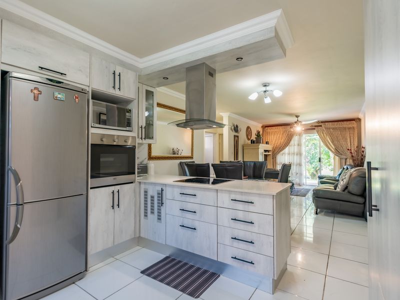 "Prime Location - 3 bedroom in Sought After Complex" - Photo 4