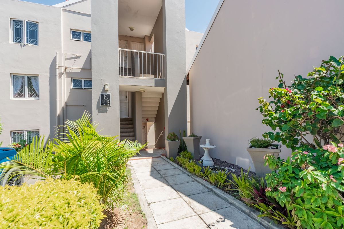 "Prime Location - 3 bedroom in Sought After Complex" - Photo 2