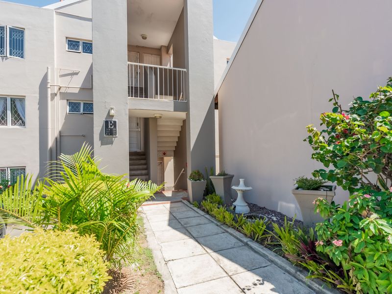 "Prime Location - 3 bedroom in Sought After Complex" - Photo 2