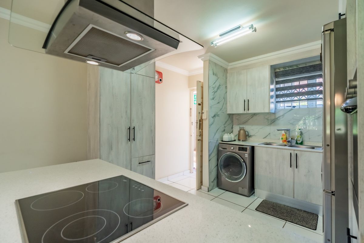 "Prime Location - 3 bedroom in Sought After Complex" - Photo 3