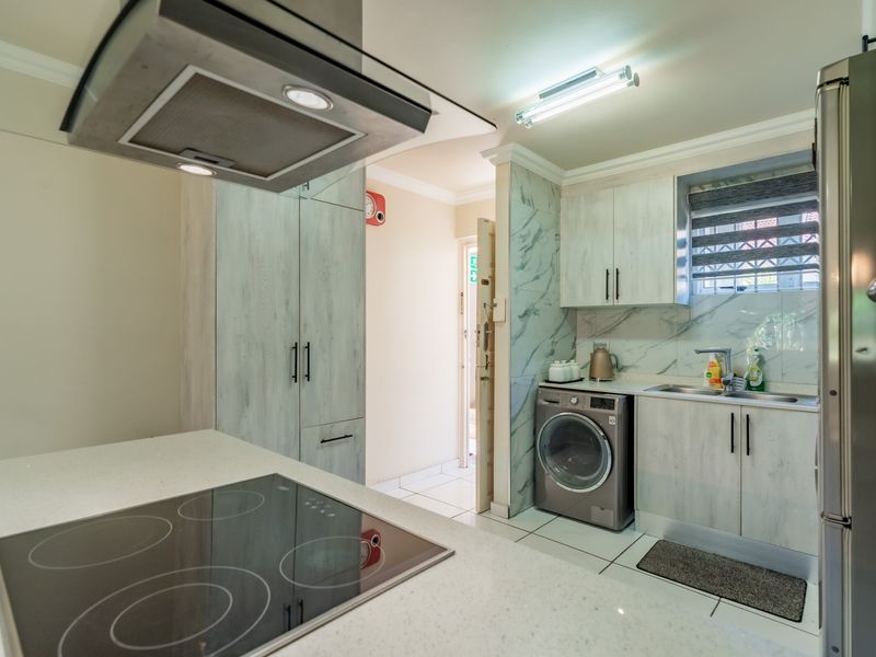 "Prime Location - 3 bedroom in Sought After Complex" - Photo 3