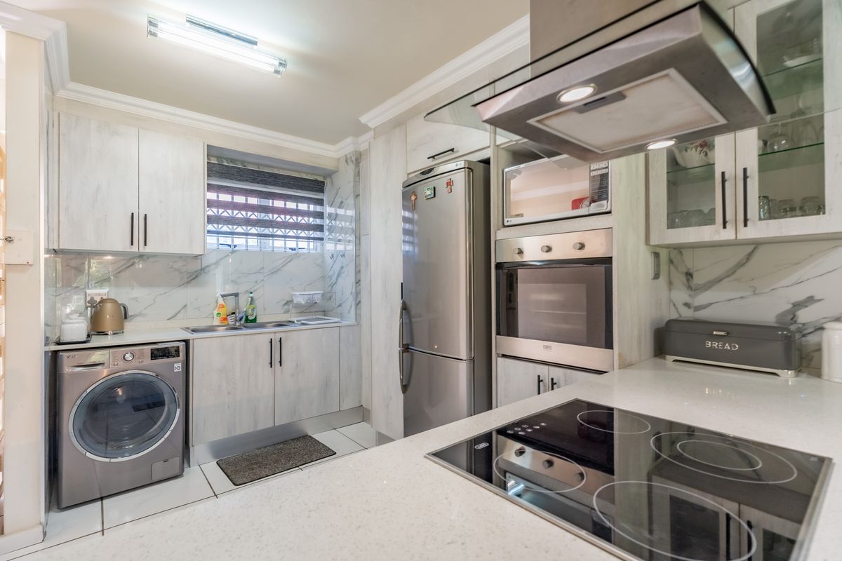 "Prime Location - 3 bedroom in Sought After Complex" - Photo 5