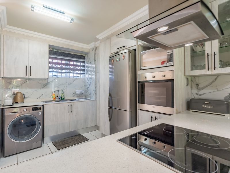 "Prime Location - 3 bedroom in Sought After Complex" - Photo 5