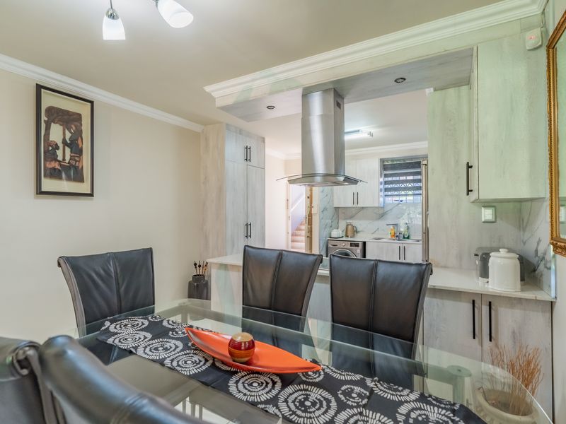 "Prime Location - 3 bedroom in Sought After Complex" - Photo 10