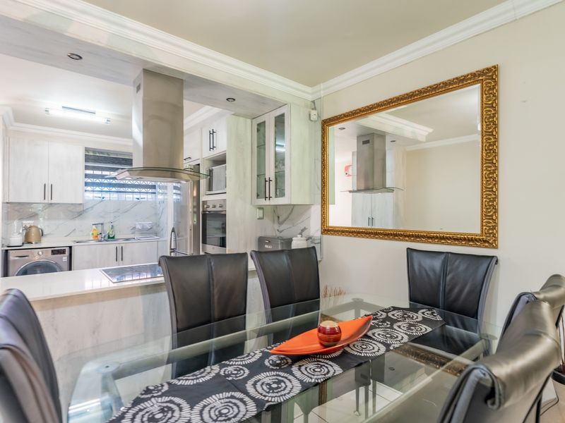 "Prime Location - 3 bedroom in Sought After Complex" - Photo 9