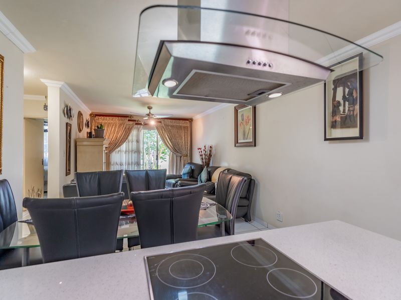 "Prime Location - 3 bedroom in Sought After Complex" - Photo 8