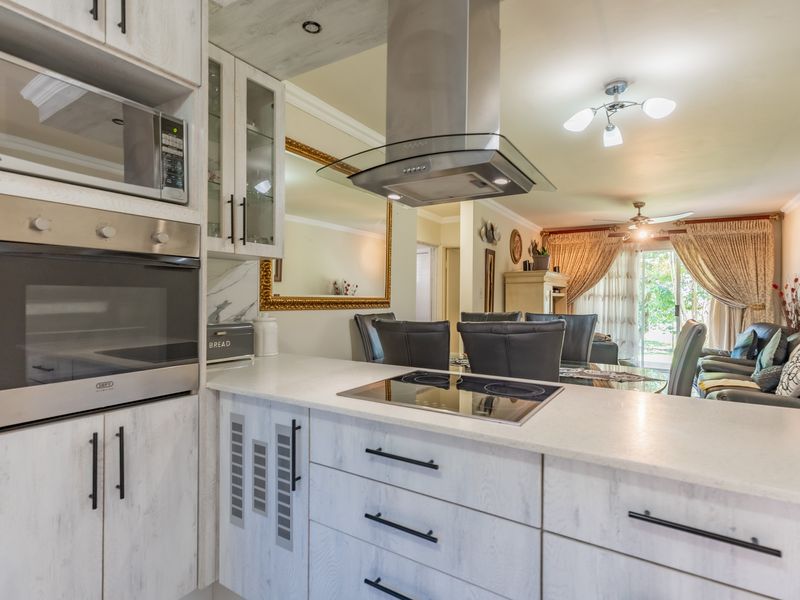 "Prime Location - 3 bedroom in Sought After Complex" - Photo 7