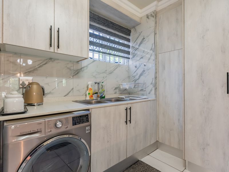 "Prime Location - 3 bedroom in Sought After Complex" - Photo 6