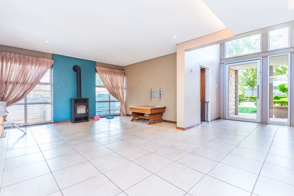 4 Bedroom Family home plus study for sale in Lyttelton - Photo 2