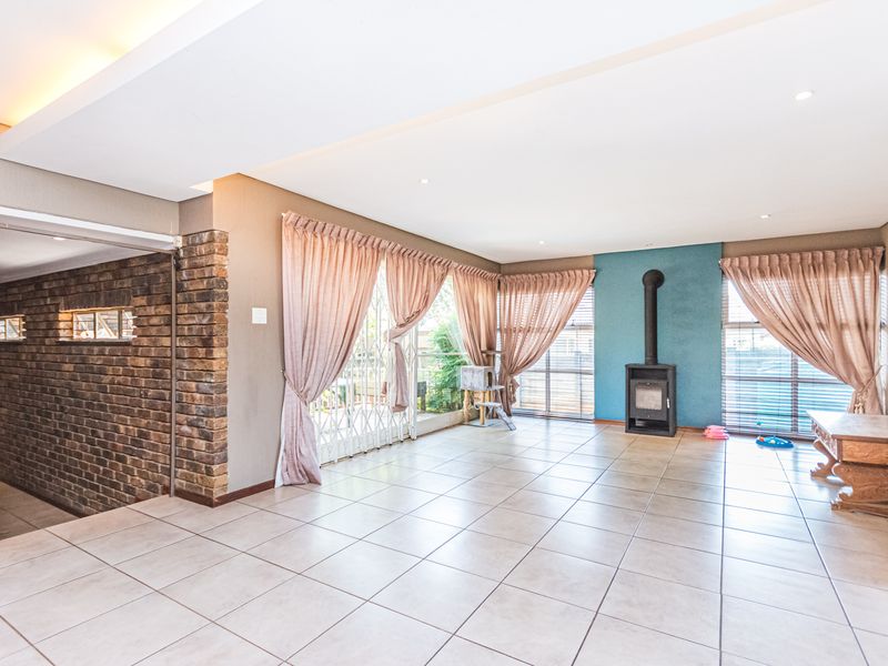 4 Bedroom Family home plus study for sale in Lyttelton - Photo 3