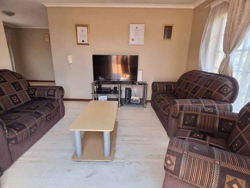 Spacious and Neat Lock Up and Go - Photo 2