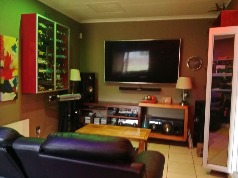 4 Bedrooms 2 Bathrooms Brackendowns Alberton - Photo 10